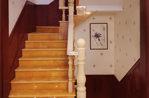 建邺中式别墅室内汉白玉石楼梯的定制安装装饰效果