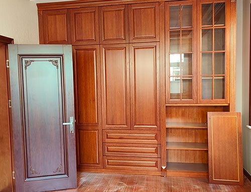 建邺中式家庭装修里定制的实木衣柜效果图